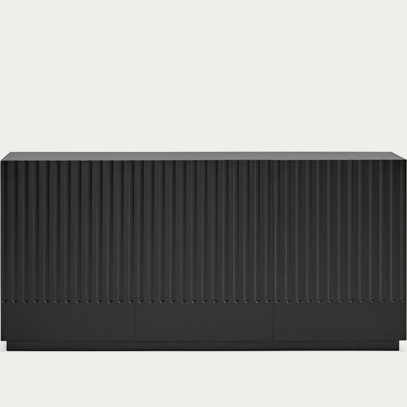 El Aparador moderno con Puertas Doric 3P3C, una pieza rectangular oscura, muestra patrones de ranuras verticales en el frente, reflejando un diseño contemporáneo.