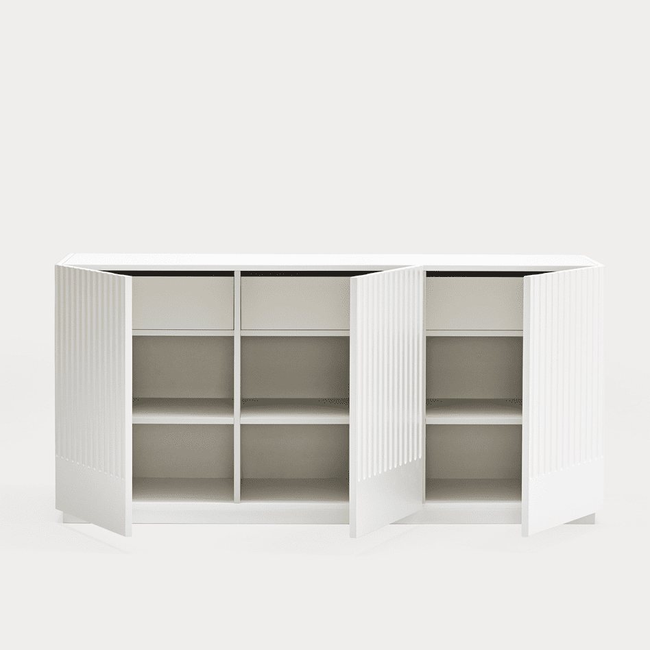 El Aparador moderno con puertas Doric 3P3C cuenta con un diseño contemporáneo con múltiples estantes y cajones para un almacenamiento y organización óptimos. Las puertas abiertas del mueble de almacenamiento blanco resaltan su practicidad sobre un fondo liso.