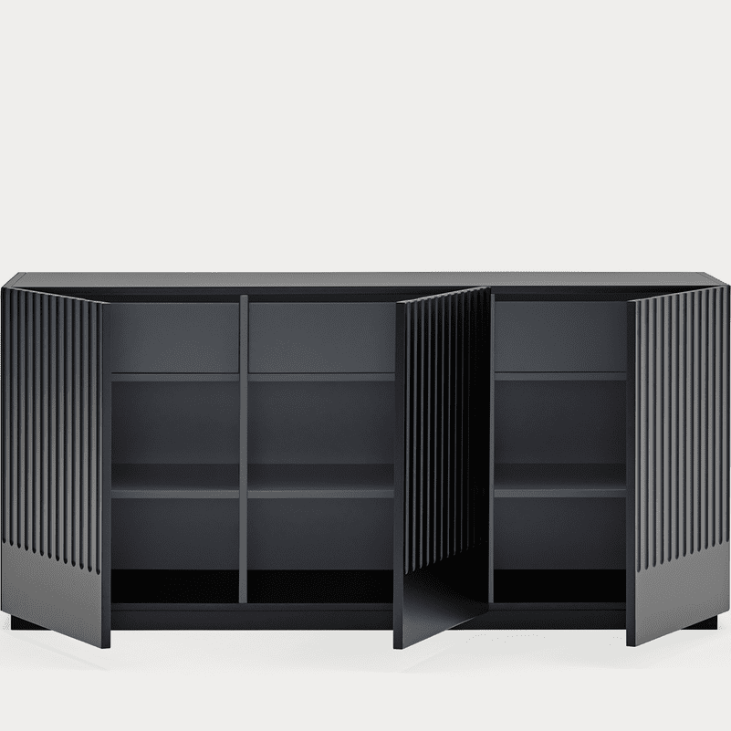 El Aparador moderno con Puertas Doric 3P3C es un aparador negro con dos puertas abiertas que revelan estantes en el interior, perfecto para almacenamiento y organización. Su diseño contemporáneo presenta patrones de lamas verticales en las puertas.