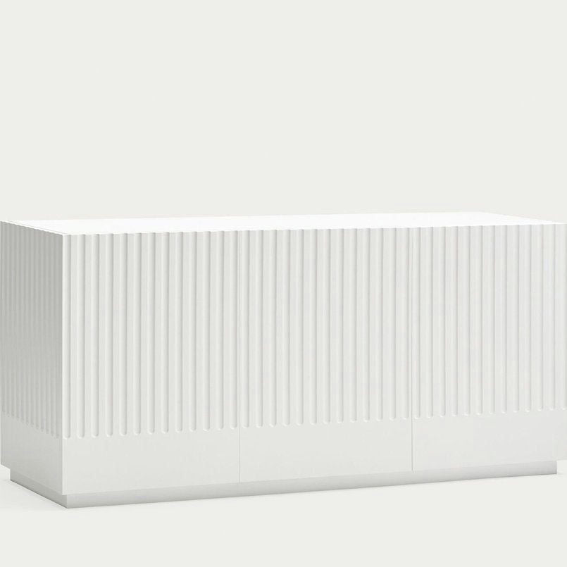 El Aparador moderno con Puertas Doric 3P3C, un gabinete rectangular blanco con crestas verticales, se alza sobre un fondo gris claro. Presenta un diseño contemporáneo perfecto para almacenamiento y organización.