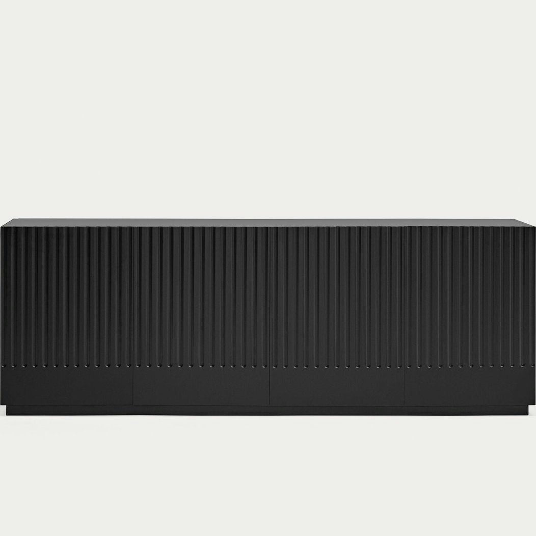 Un elegante gabinete negro con ranuras verticales que se asemeja a un Aparador moderno con Puertas Doric 4P4C se destaca sobre un fondo simple y ofrece almacenamiento ordenado en su diseño.