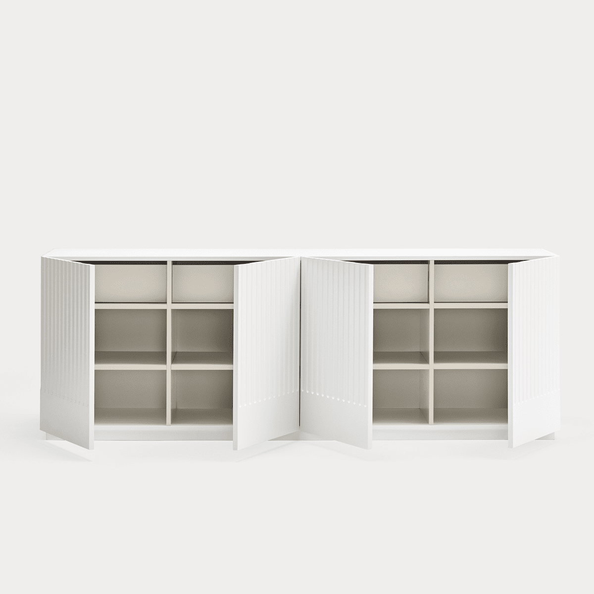 Dos gabinetes blancos abiertos con múltiples estantes, similares al Aparador moderno con Puertas Doric 4P4C, se colocan uno al lado del otro sobre un fondo liso, ideal para el almacenamiento ordenado.