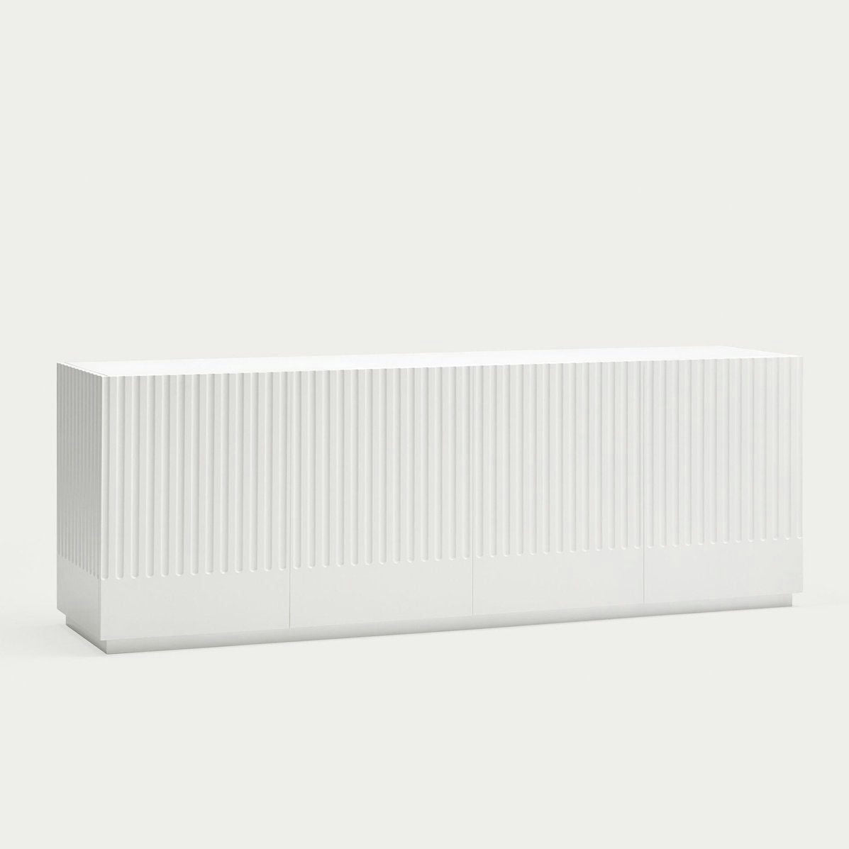 El Aparador moderno con Puertas Doric 4P4C, con un diseño acanalado minimalista, se destaca elegantemente sobre un fondo claro, encarnando el estilo contemporáneo.
