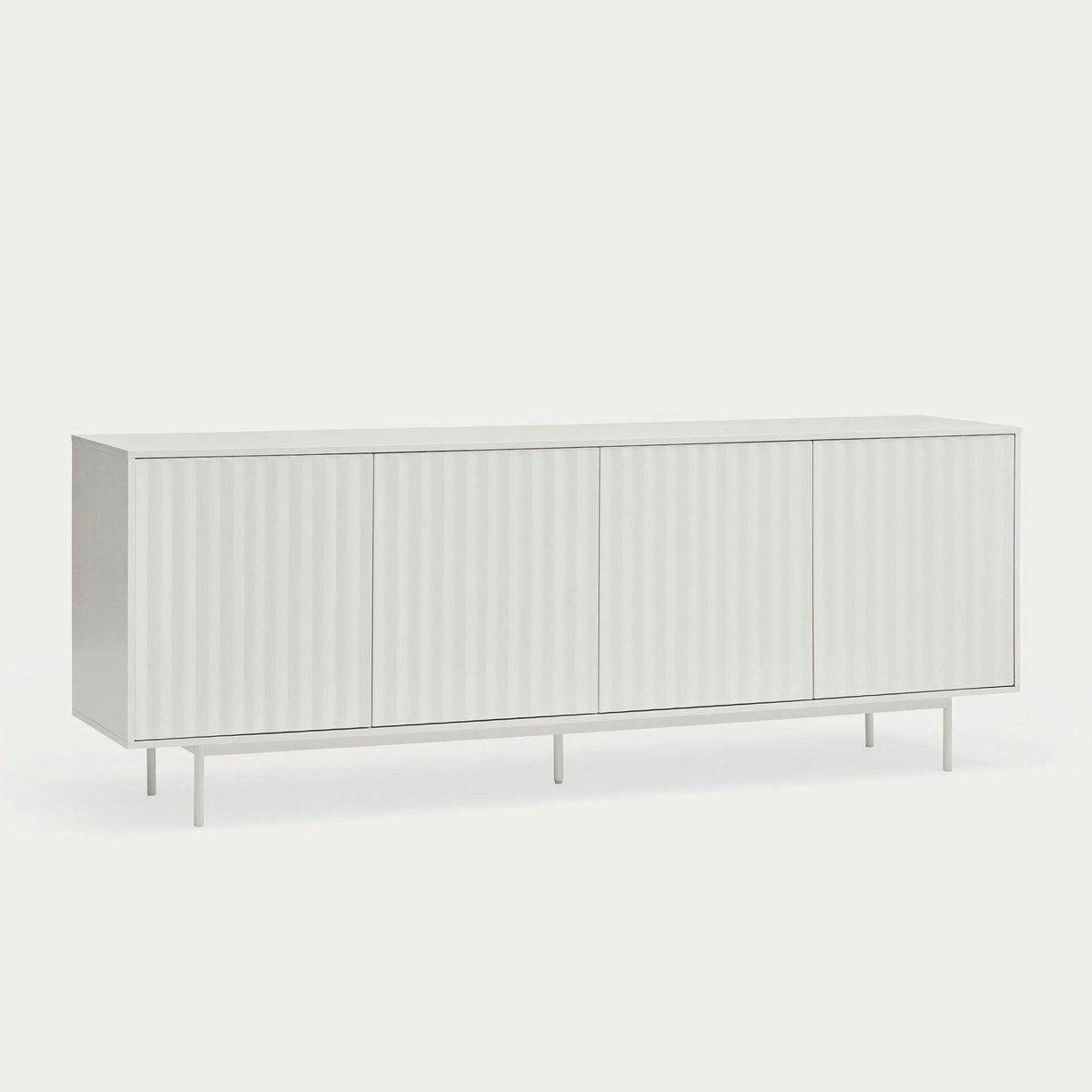 El Aparador moderno con Puertas Sierra 4P3C es un aparador minimalista con acabado blanco, que presenta cuatro puertas de gabinete texturizadas y patas delgadas.