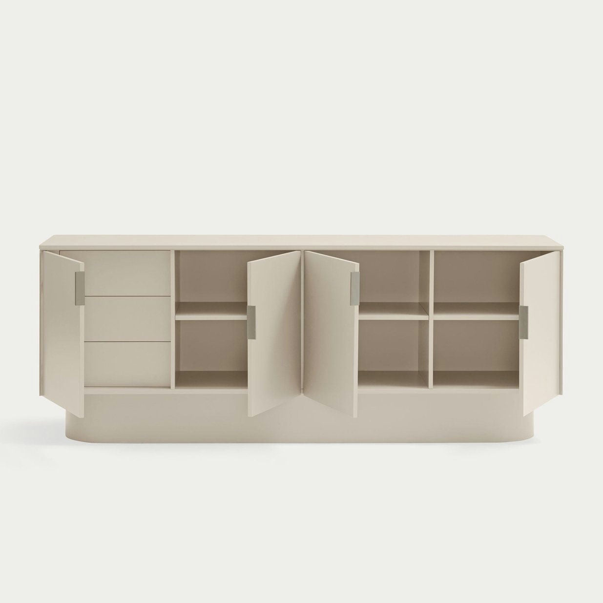 El Aparador moderno con Puertas Totem 4P3C es un aparador beige realizado en MDF lacado, que presenta puertas abiertas con estantes a ambos lados y cuatro cajones a la izquierda.