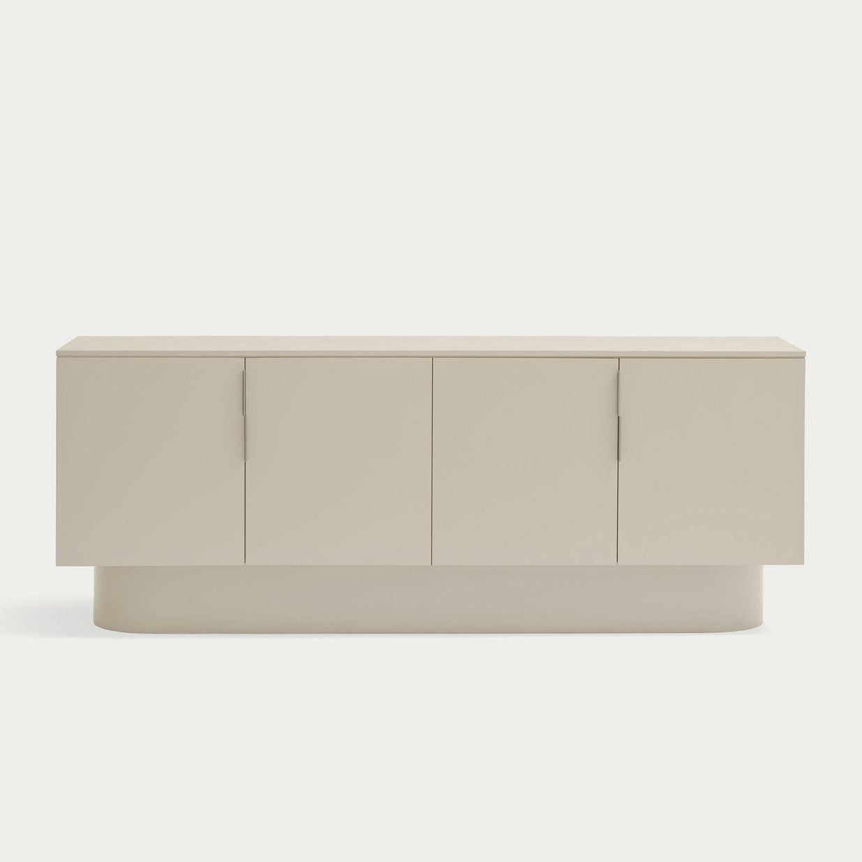 El Aparador moderno con Puertas Totem 4P3C, un exquisito aparador minimalista en color beige, presenta cuatro puertas tipo gabinete y una base redondeada, bellamente presentadas sobre un fondo blanco liso.