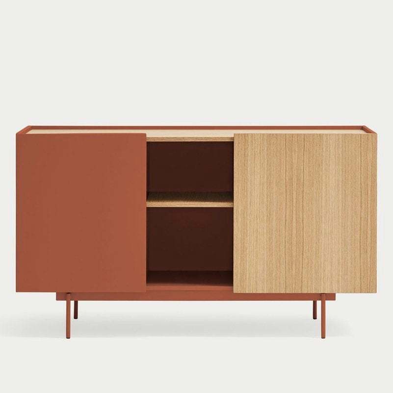 El Aparador moderno pequeño Otto 2P3C cuenta con dos puertas corredizas, una en rojo óxido y la otra en madera clara, que revelan estantes interiores para un almacenamiento elegante en tu espacio de diseño contemporáneo.