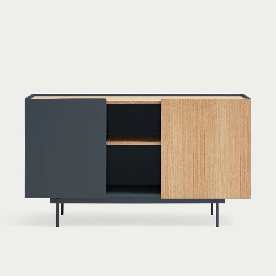El aparador moderno pequeño Otto 2P3C presenta un diseño contemporáneo con una puerta negra, una puerta de madera y un estante interior visible a través de su estilo parcialmente abierto.