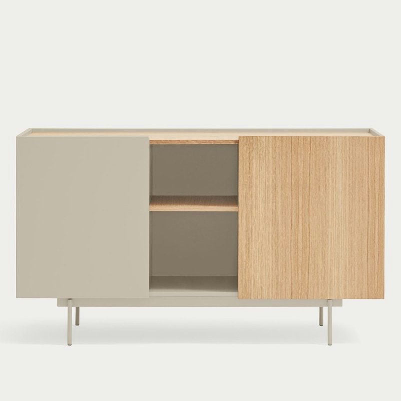 El aparador moderno pequeño Otto 2P3C presenta un diseño minimalista con puertas con paneles de madera clara y beige que se abren para revelar un almacenamiento versátil en dos estantes, elegantemente colocados sobre patas delgadas.