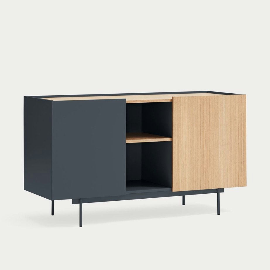 El Aparador moderno pequeño Otto 2P3C cuenta con un marco negro, una puerta corrediza negra y una puerta de madera, lo que ofrece almacenamiento versátil en un diseño elegante y minimalista.