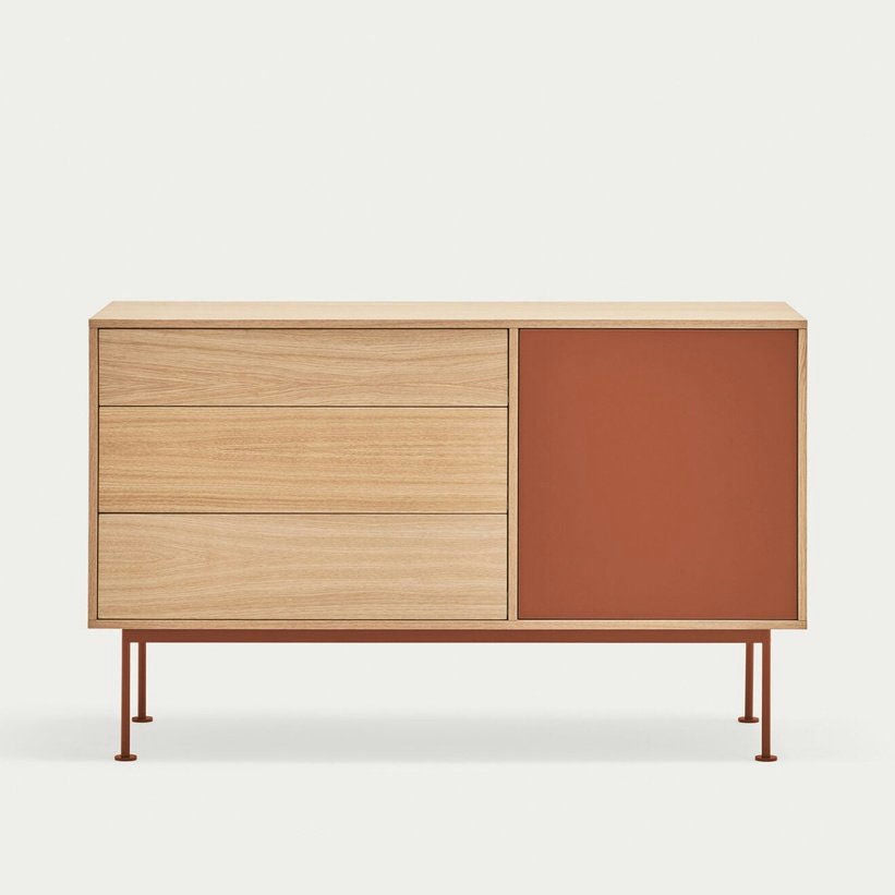 El aparador moderno pequeño Yoko 1P3C ofrece un diseño moderno con almacenamiento eficiente, con tres cajones a la izquierda y una puerta a la derecha, resaltados con vibrantes detalles en color naranja.