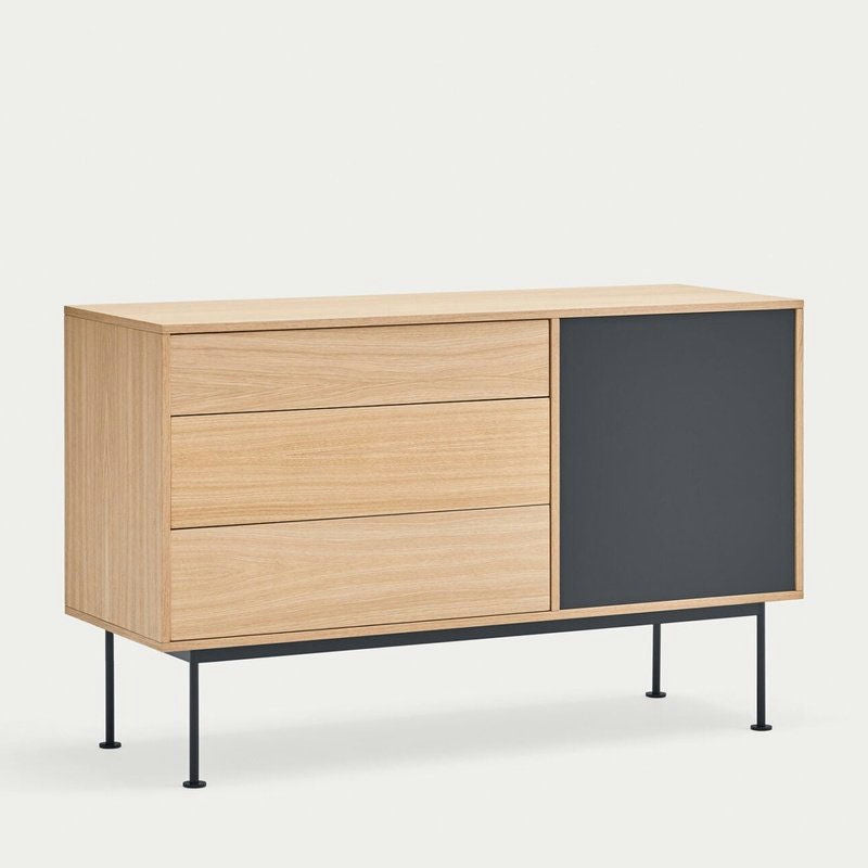 El aparador moderno pequeño Yoko 1P3C es un aparador de madera con dos cajones en el lado izquierdo, una puerta corrediza negra en el lado derecho y patas delgadas negras, que ofrece almacenamiento eficiente y diseño moderno.
