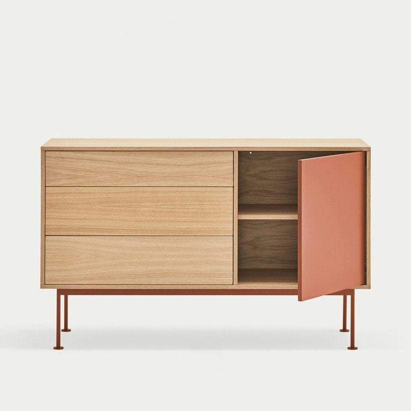 El aparador moderno pequeño Yoko 1P3C cuenta con un diseño moderno con tres cajones y una puerta de armario abierta que revela dos estantes. Cuenta con patas rojizas y una puerta de color naranja vibrante, lo que garantiza un almacenamiento eficiente para cualquier espacio habitable.