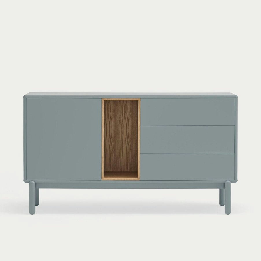 Aparador pequeño con Cajones Corvo 1P3C: un elegante aparador minimalista en diseño escandinavo, tono gris claro, con tres cajones y un estante central abierto, ideal para almacenamiento versátil.