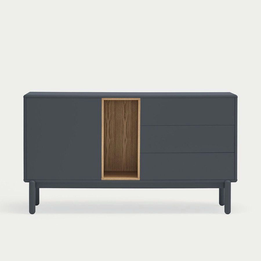 El Aparador pequeño con Cajones Corvo 1P3C es un aparador moderno de color gris oscuro con un diseño escandinavo, que presenta tres cajones a la derecha, un estante de madera abierto en el centro y un armario a la izquierda, brindando almacenamiento versátil sobre un fondo blanco.