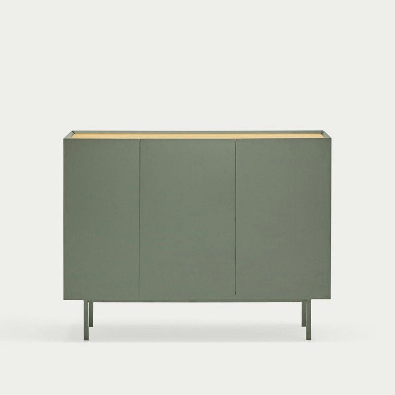 El Aparador pequeño con Puertas Arista 3P3C presenta un diseño minimalista verde con tres puertas y patas elegantes, que brindan un almacenamiento elegante. Su interior de madera clara realza el diseño contemporáneo sobre un fondo liso.