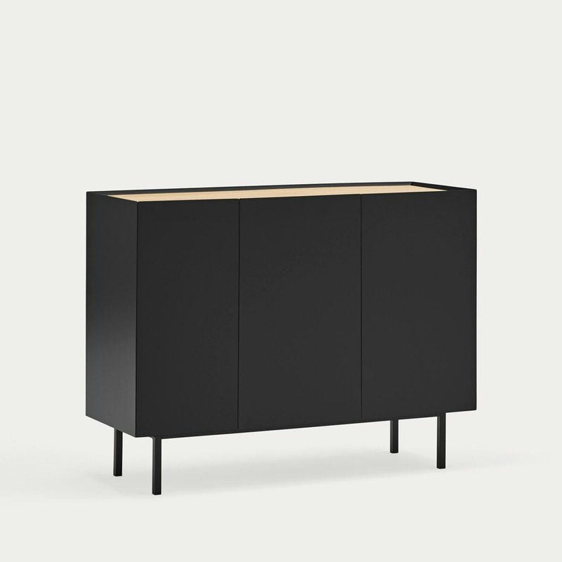El Aparador pequeño con Puertas Arista 3P3C presenta un elegante diseño rectangular negro con tres puertas y un estilo contemporáneo, que se apoya elegantemente sobre cuatro patas.