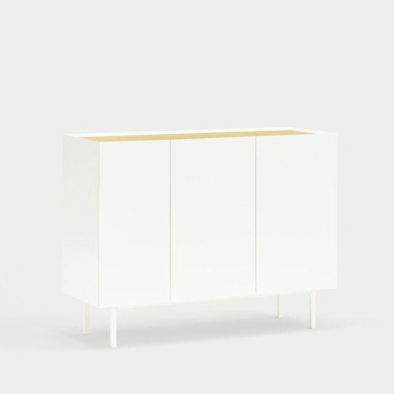 El Aparador pequeño con Puertas Arista 3P3C es un gabinete blanco minimalista con una parte superior plana y cuatro patas delgadas que ofrece un almacenamiento elegante. Su diseño contemporáneo se integra a la perfección con cualquier espacio moderno.