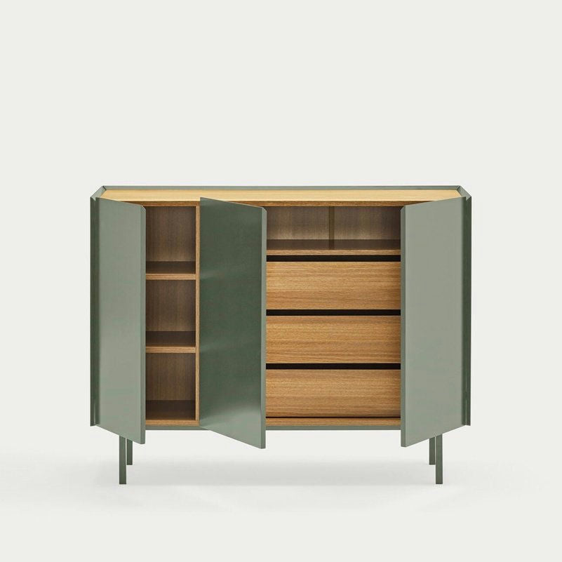 Aparador pequeño con Puertas Arista 3P3C: un mueble de madera con puertas verdes, con estantes a la izquierda detrás de dos puertas abiertas y tres cajones a la derecha.