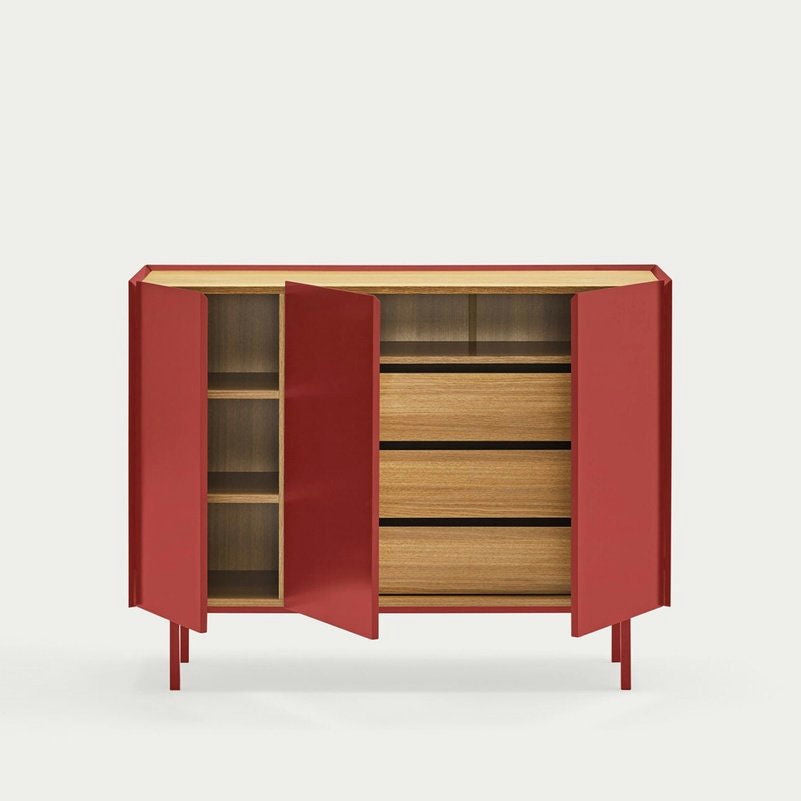 El Aparador pequeño con Puertas Arista 3P3C presenta diseño contemporáneo con Puertas Arista abiertas que revelan estantes a la izquierda y tres cajones de madera a la derecha.