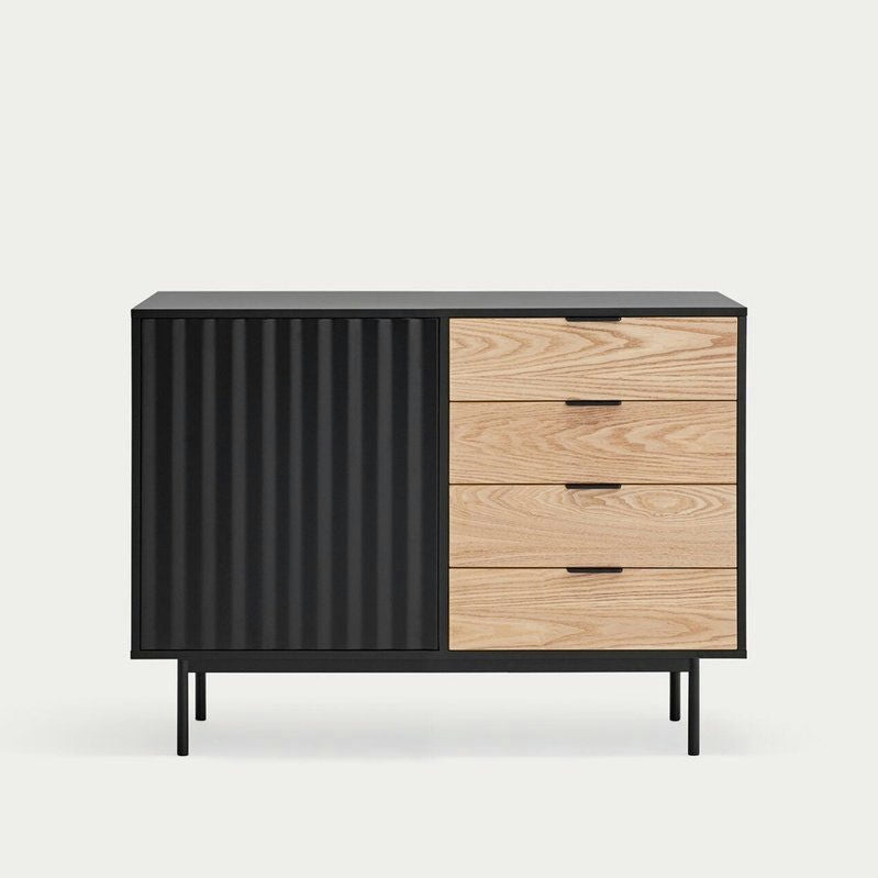 El Aparador pequeño en Madera y DM Sierra 1P4C presenta un diseño moderno de aparador con un elegante marco negro, una puerta corrediza ranurada y tres cajones de madera natural con manijas negras para un almacenamiento funcional. Su diseño asimétrico agrega un toque único.