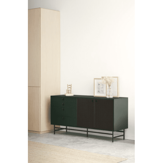 Una habitación minimalista presenta el Aparador pequeño en Metal y DM Punto 2P4C en verde oscuro, rematado con elementos decorativos. Un armario de madera clara complementa el estilo, mientras que las paredes y los pisos neutros amplifican la estética moderna, acentuada por toques industriales que le dan más carácter.