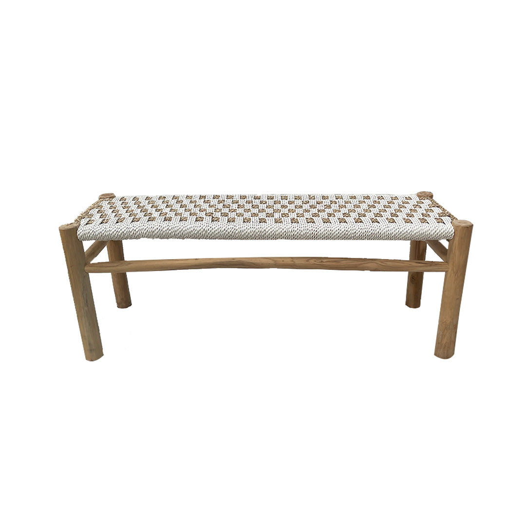 Banqueta en Madera de Teca y Ratán Natwhit: asiento tejido en ratán blanco y beige, cuatro patas y diseño minimalista.