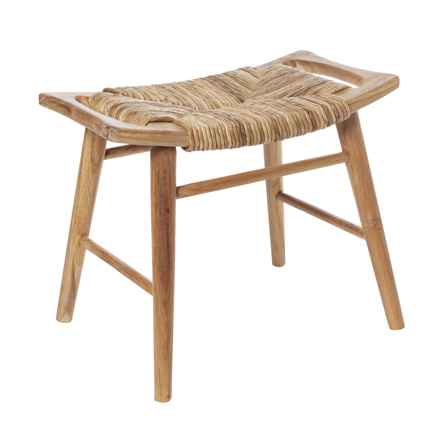 La Banqueta Rústica en Madera de Teca Anyam es un pequeño taburete de cuatro patas con asiento tejido y ligeramente curvado, que se presenta sobre un fondo blanco.