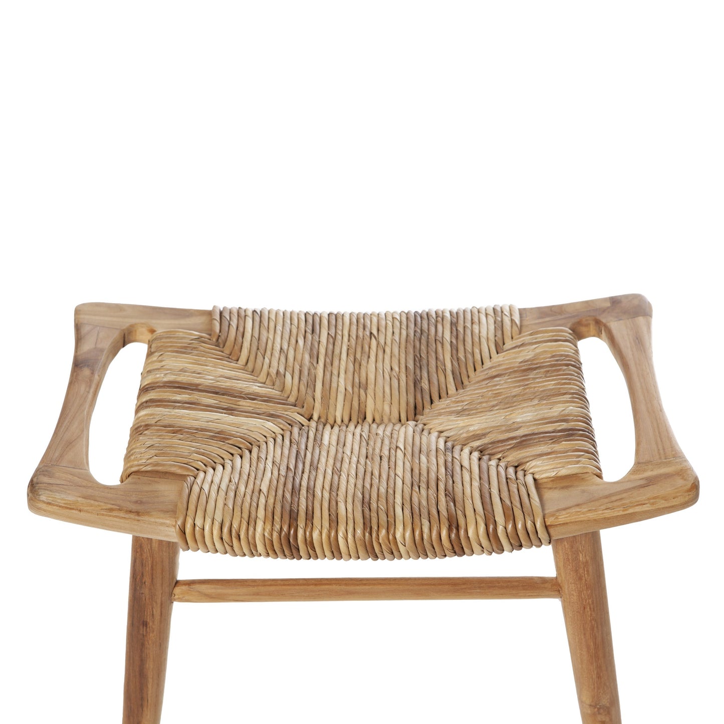 La Banqueta Rústica en Madera de Teca Anyam tiene asiento tejido en ratán, dos asas laterales y un diseño rústico moderno. Se muestra desde arriba sobre fondo blanco.