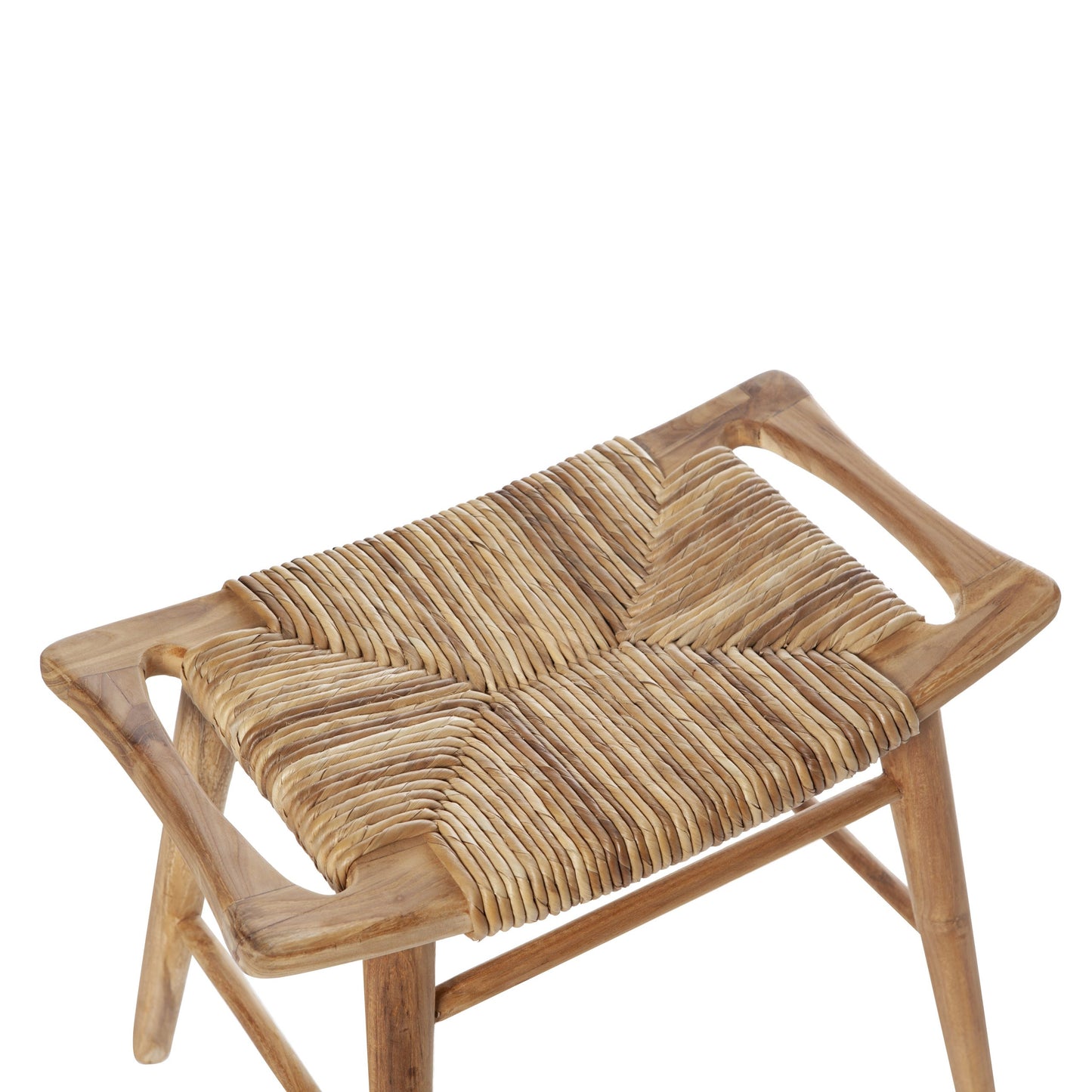 La Banqueta Rústica de Madera de Teca Anyam es un taburete de madera con asiento curvo y tejido y asas laterales abiertas, que combina un diseño rústico con moderno. Se muestra sobre fondo blanco.