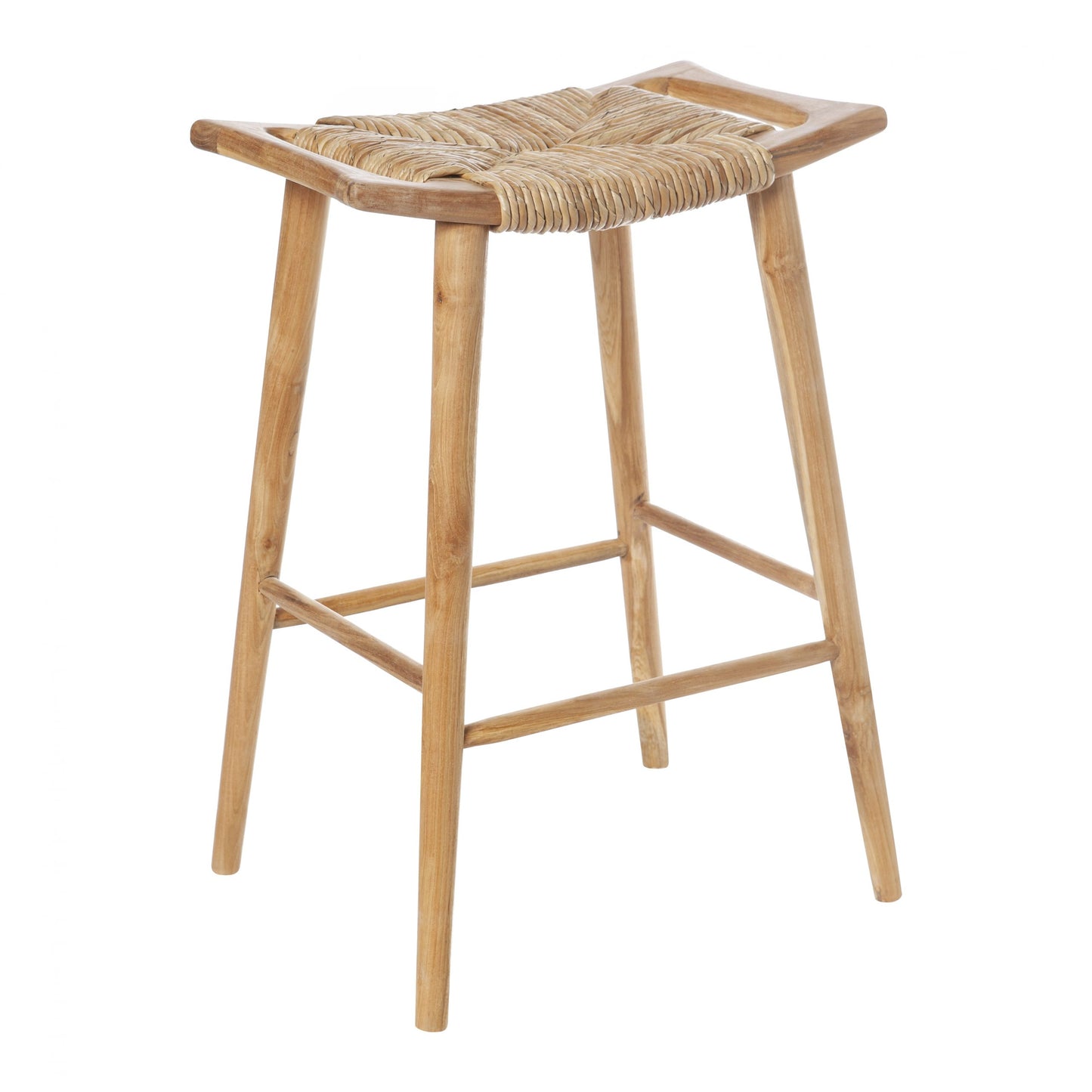 Presentamos el Taburete para barra en teca y fibra de plátano Anyam: un taburete de madera con cuatro patas resistentes, un cómodo reposapiés y un asiento de ratán tejido, perfecto para cualquier entorno minimalista.