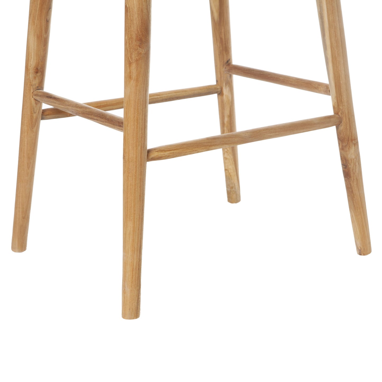 El Taburete para barra en teca y fibra banano Anyam cuenta con patas de madera hechas de robusta madera de teca, ofreciendo un diseño minimalista con bordes redondeados y resistentes barras transversales para soporte.