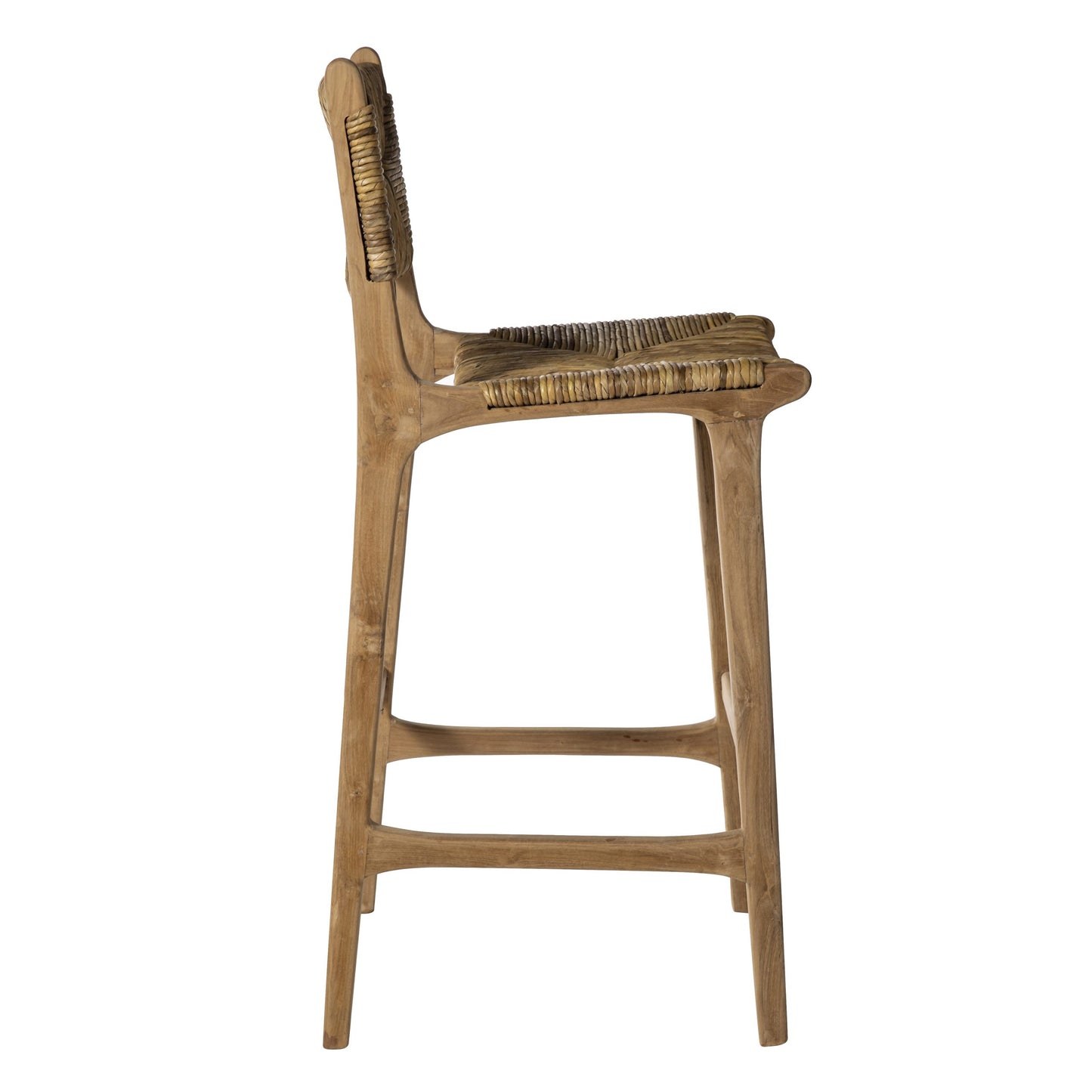 Vista lateral del Taburete alto en madera de teca y fibra de plátano Tulum con asiento de ratán tejido y respaldo de cuatro patas, ideal para decoración de interiores.