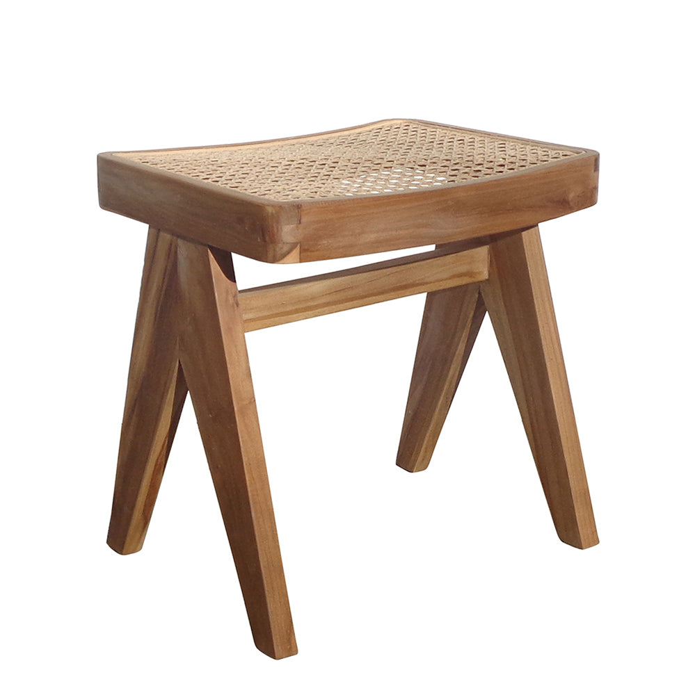 La Banqueta en Madera de Teca y Ratán Double AA, con patas anguladas y asiento tejido de ratán, se muestra sobre un fondo blanco.