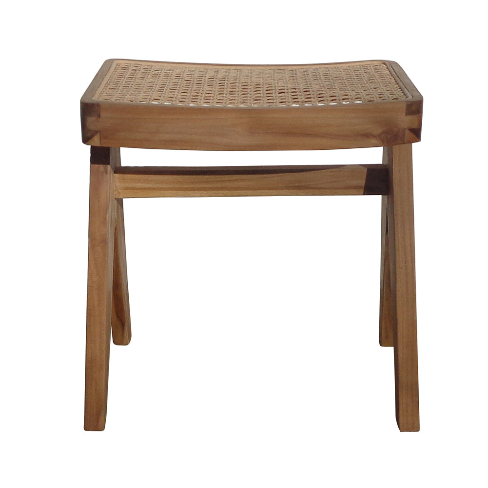 La Banqueta en Madera de Teca y Ratán Doble AA tiene un marco robusto de madera de teca, un asiento de ratán tejido y cuatro patas en ángulo, mostradas de frente sobre un fondo blanco.
