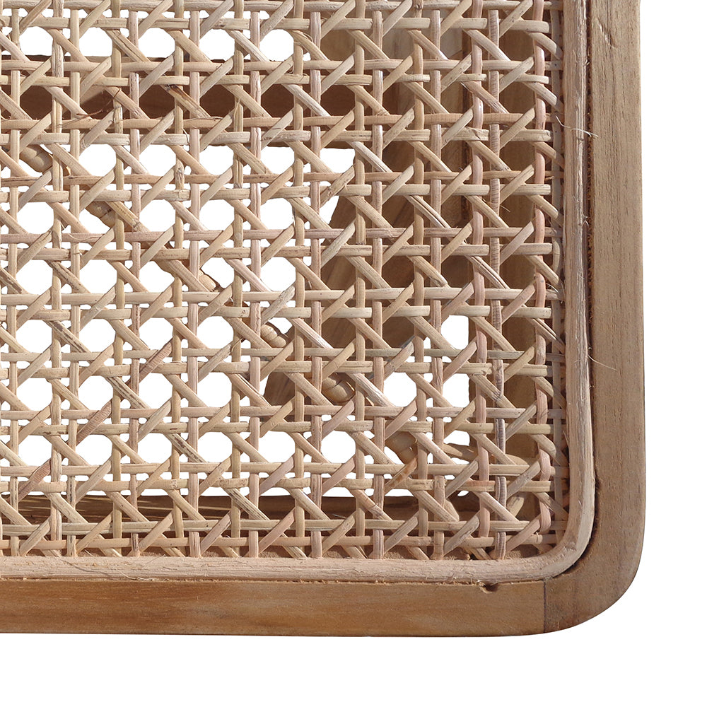 Primer plano de un panel de ratán tejido enmarcado por madera de teca de color claro, resaltando el patrón intrincado y la textura de la Banqueta en Madera de Teca y Ratán Doble AA.