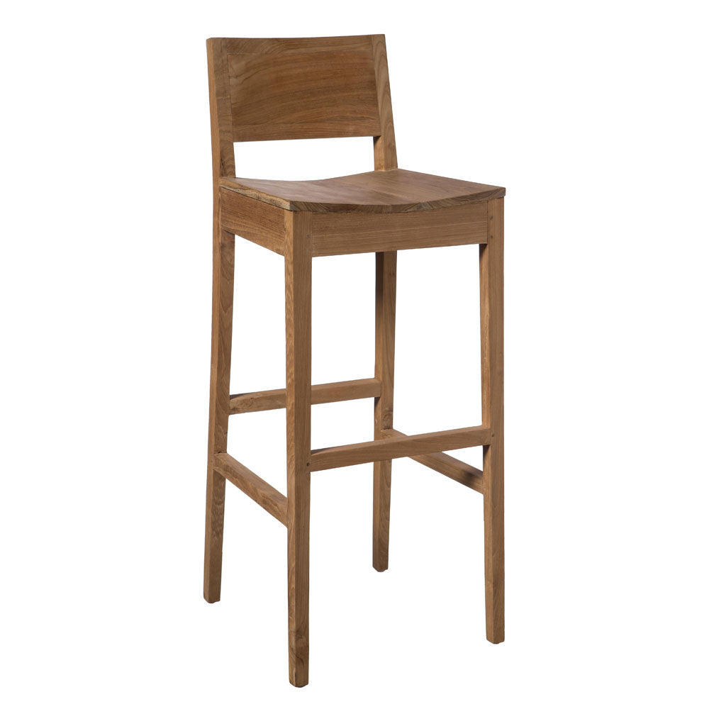 El Taburete alto en madera teca Andrea presenta un diseño moderno con un asiento plano, respaldo corto y cuatro patas resistentes hechas de madera de teca.