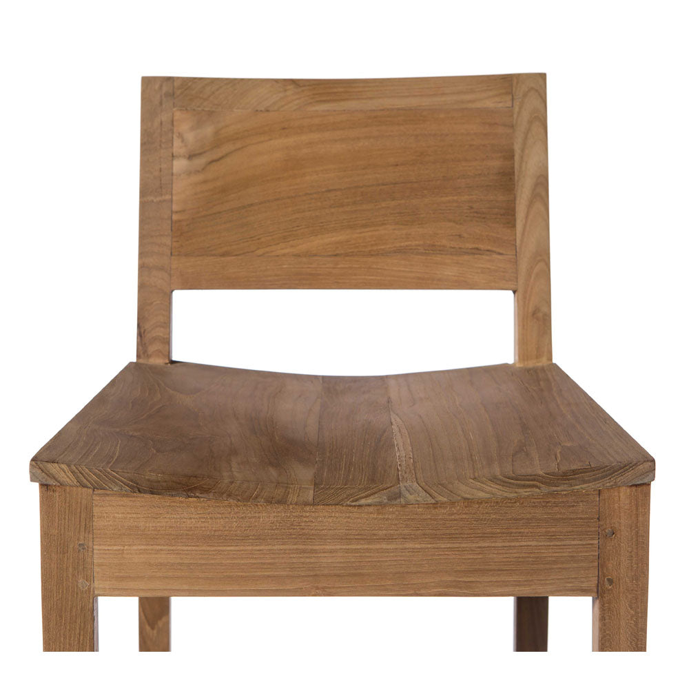 El Taburete alto en madera teca Andrea es una silla de madera con asiento plano y respaldo recto, elaborado en teca marrón claro natural, mostrando un diseño moderno.