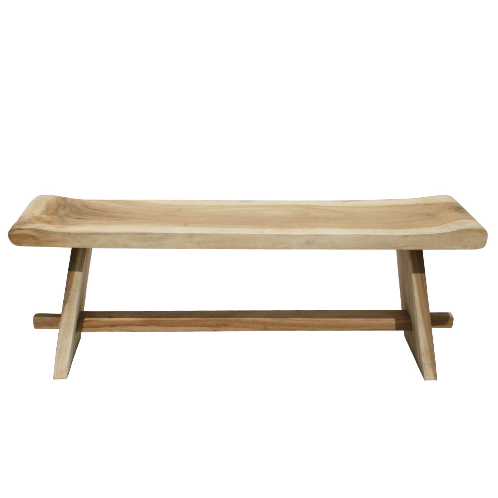 La Banqueta en Madera de Meh Sate ofrece un diseño rústico con madera maciza, asiento rectangular grueso y patas anguladas unidas por un travesaño horizontal.