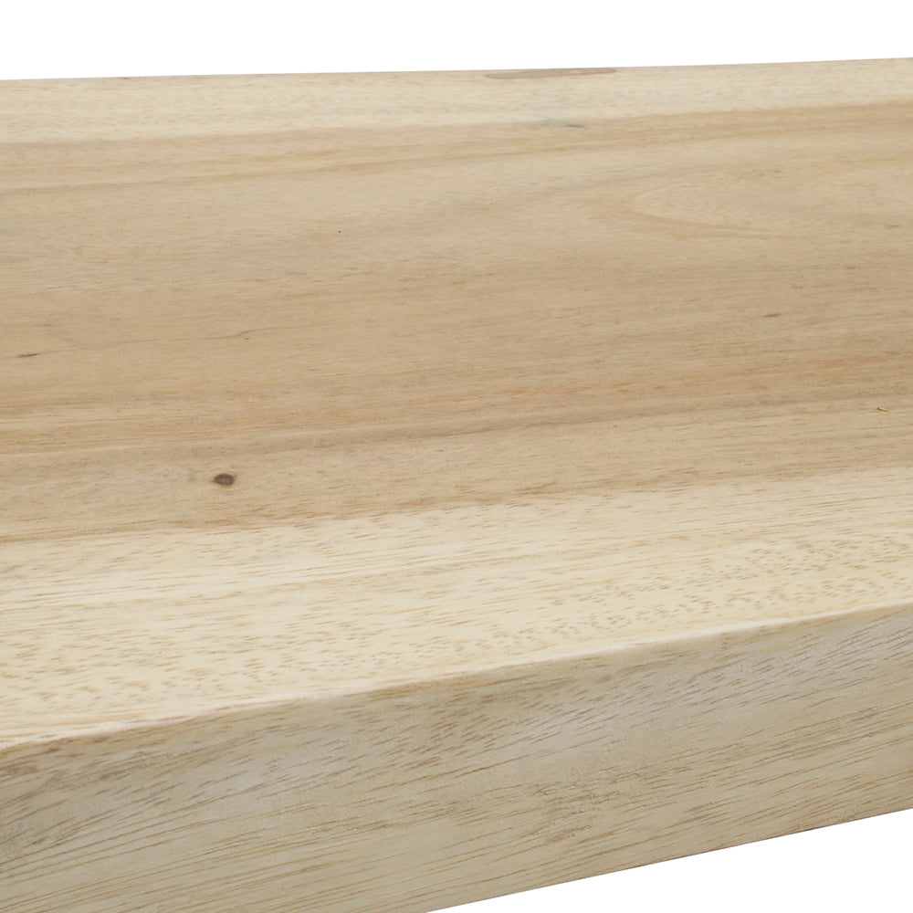 Un primer plano de una tabla de Banqueta en Madera de Meh Sate lisa y sin terminar muestra una veta de madera natural, ideal para un diseño rústico hecho de madera maciza.