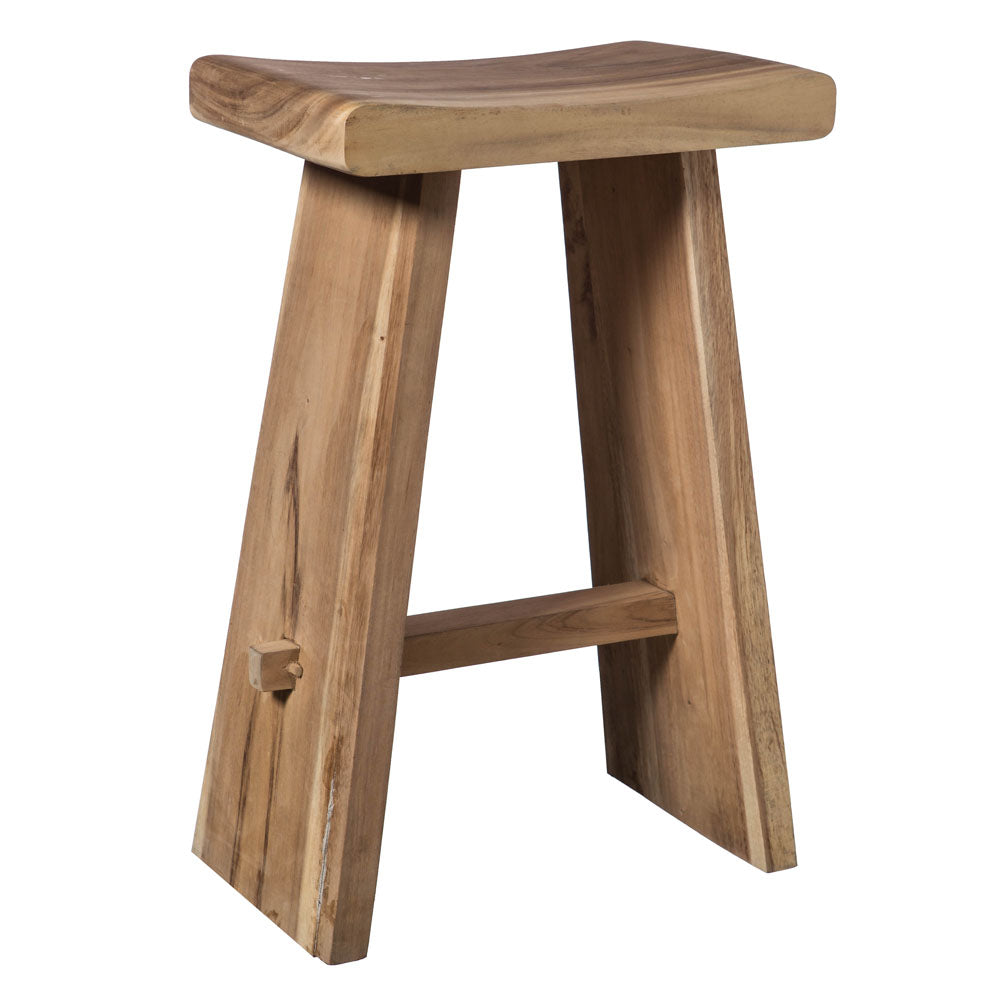 El Taburete de madera de meh SATE es un taburete de madera minimalista con un asiento curvo y dos patas en ángulo que cuentan con una barra transversal para mayor estabilidad, elaborado con madera natural para incorporar elegancia y funcionalidad.