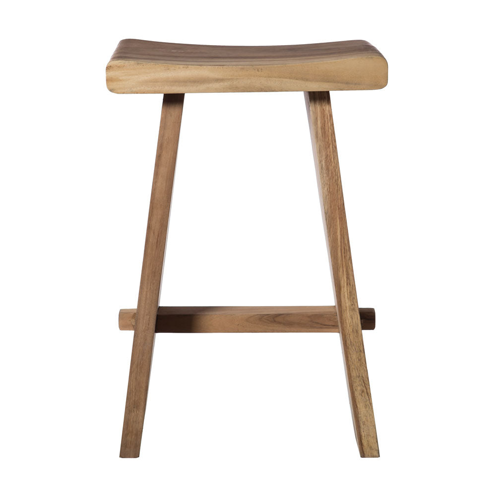 El Taburete de madera de meh SATE Alto presenta un asiento rectangular y cuatro patas en ángulo en un diseño minimalista. Su acabado de madera natural captura maravillosamente la esencia de la madera natural.
