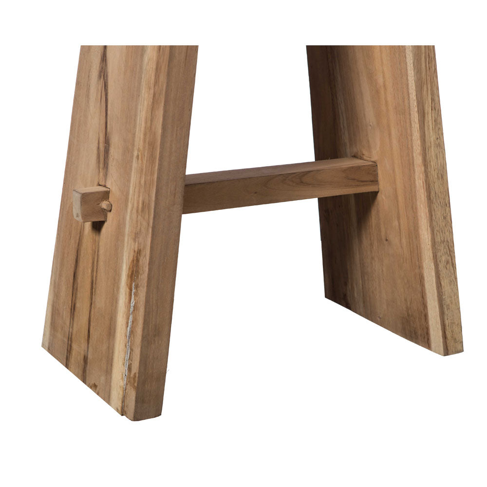 Primer plano de las patas de madera de una mesa con vetas de madera natural, unidas por una viga horizontal. Reflejan el diseño minimalista similar al taburete en madera de mi SATE.