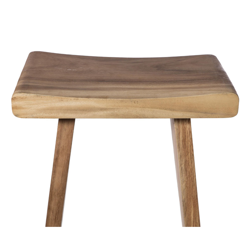 El Taburete en madera de meh SATE es un taburete de madera que presenta un asiento curvo, cuatro patas cónicas y está elaborado en madera natural de color marrón claro, resaltando un diseño minimalista.