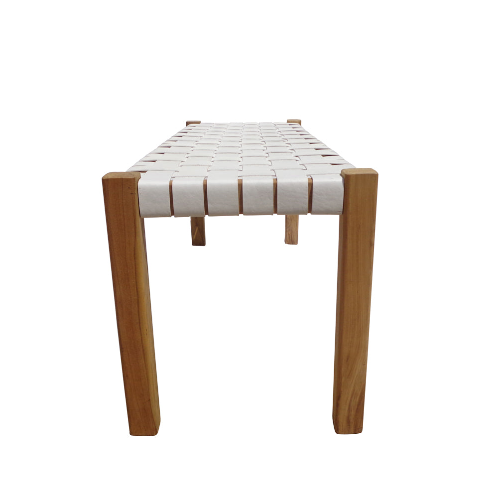 La Banqueta en madera de teca y cuero Zoe White (120 cm) se muestra de frente, con asiento tapizado en cuero blanco, sobre un fondo blanco.