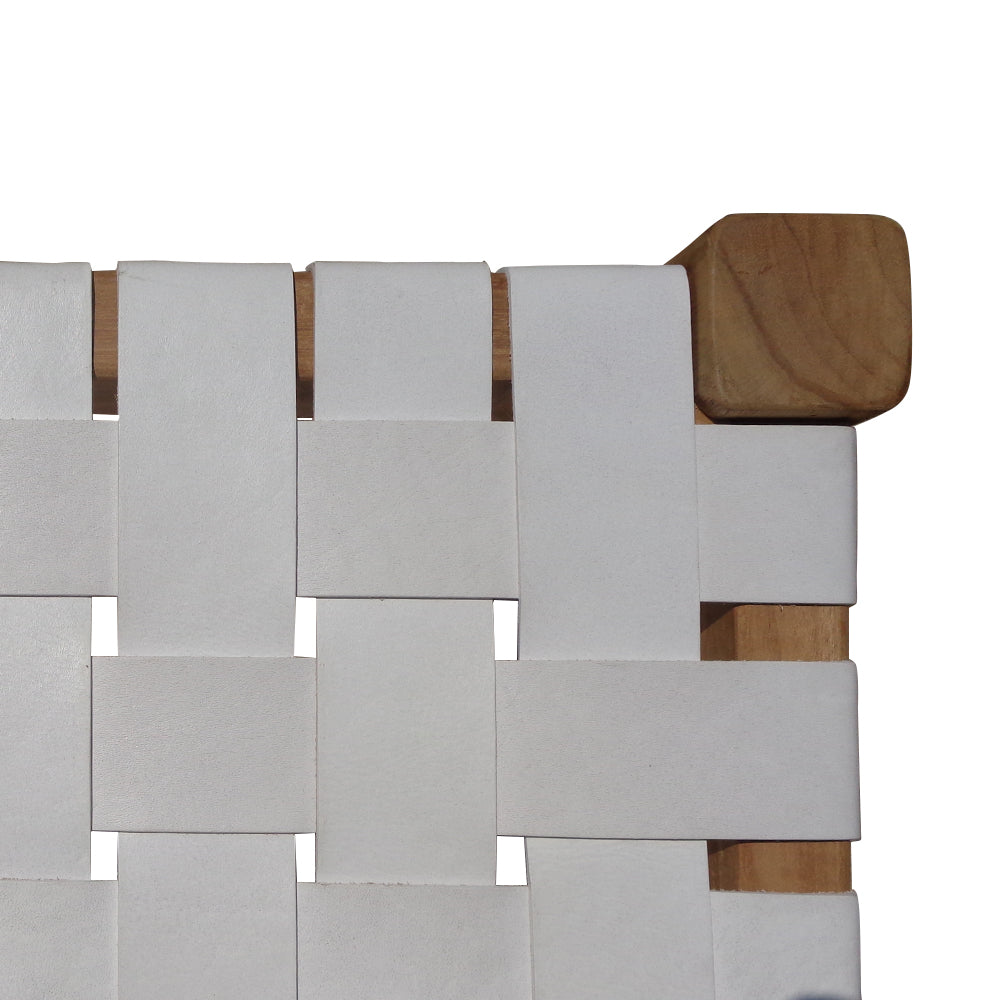 Primer plano de la Banqueta en madera de teca y cuero Zoe White (120 cm), con estructura de madera de teca y correas de cuero blanco que forman un asiento de rejilla, sobre un fondo blanco.