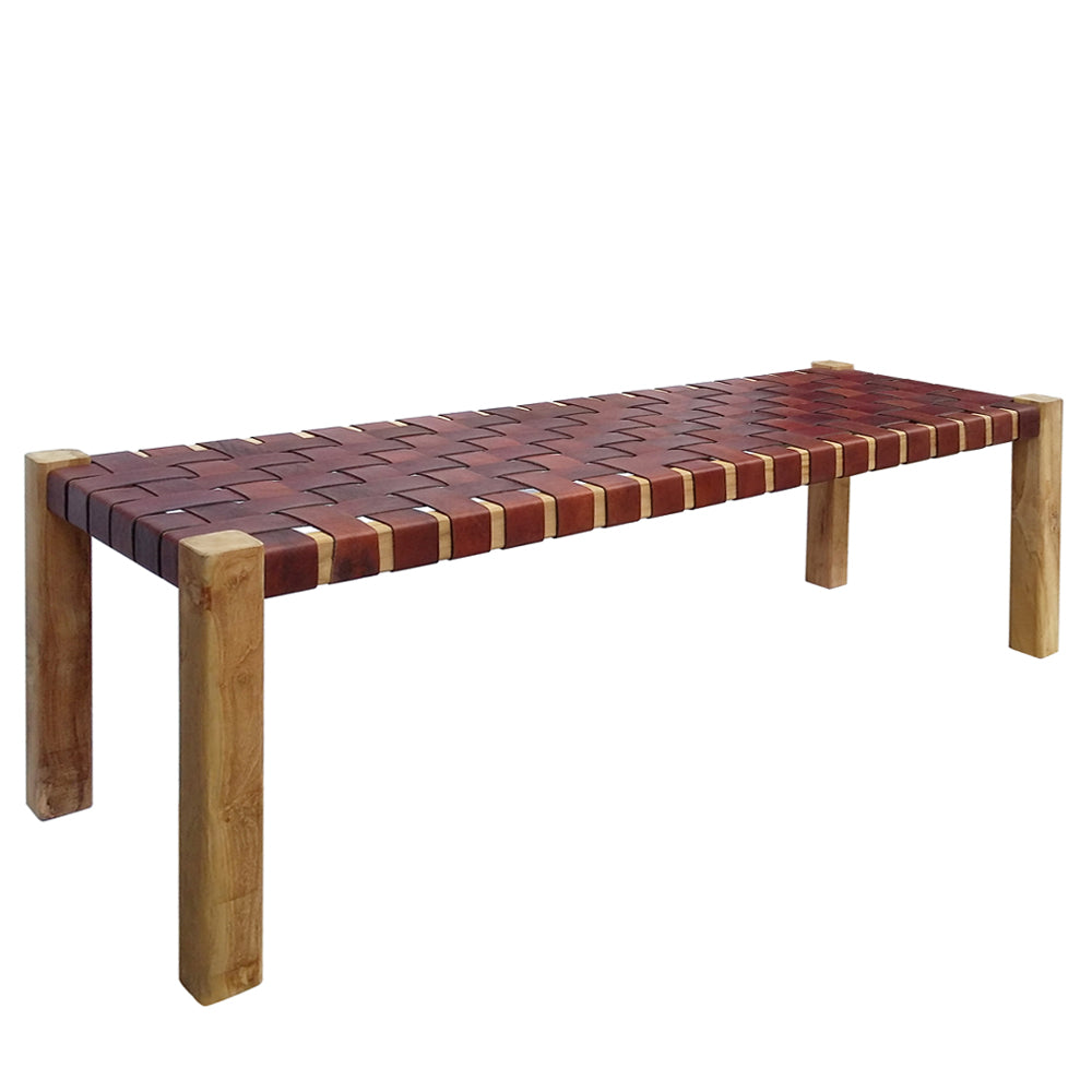 La Banqueta en Madera de Teca y Cuero Zoe Brown (120 cm) destaca por su encanto rústico, estructura de madera de teca y asiento entrelazado de cuero marrón oscuro.