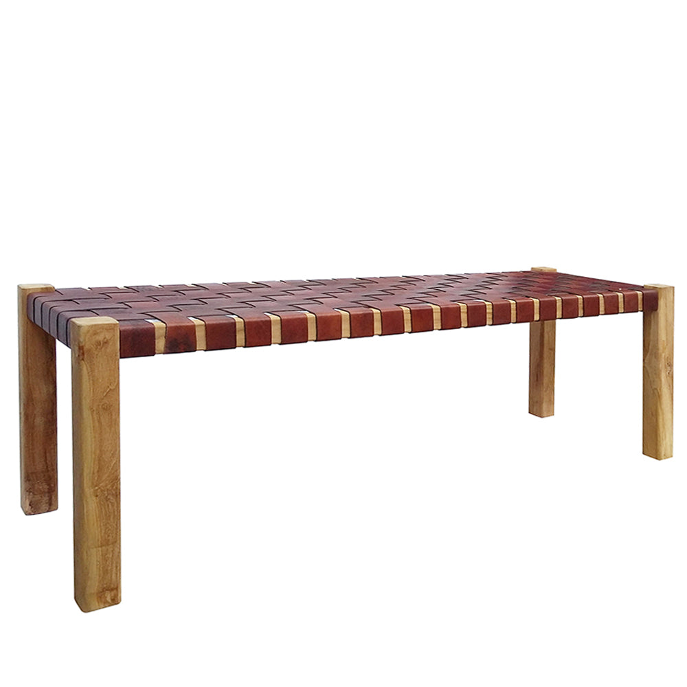 La Banqueta en Madera de Teca y Cuero Zoe Brown (120 cm) combina cuatro patas de teca con un asiento tejido en cuero marrón, aportando elegancia rústica a cualquier ambiente.