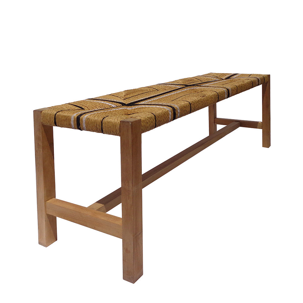 Banqueta en Madera de Teca y Ratán Korea, con asiento tejido en ratán y acentos oscuros, ideal para un diseño moderno rústico. Fotografía sobre fondo blanco.