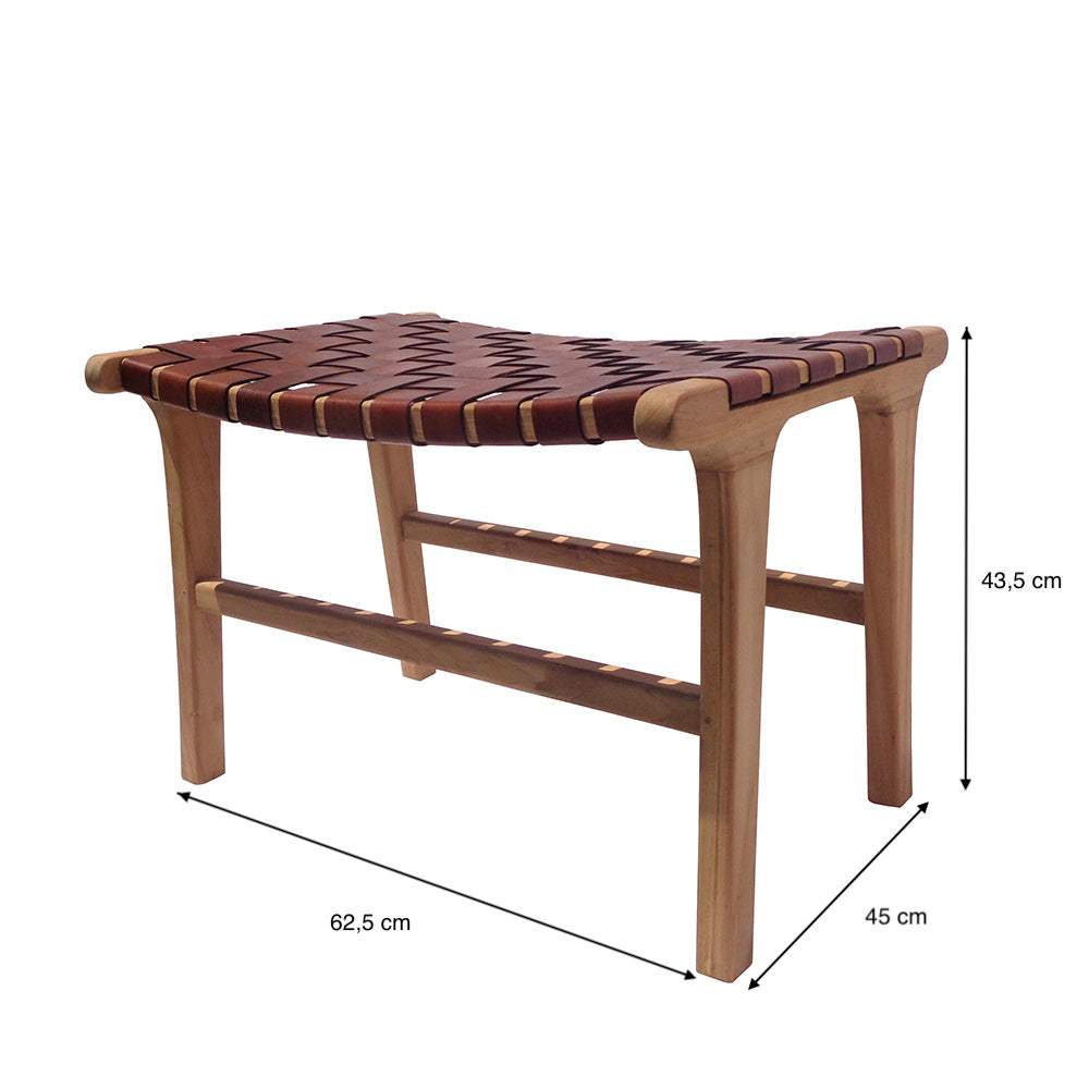 Banqueta en Madera de Teca y Cuero Zoe Brown (62 cm) con estructura robusta y asiento de cuero entrelazado en marrón oscuro. Medidas: 62,5 cm de ancho, 45 cm de profundidad y 43,5 cm de alto.